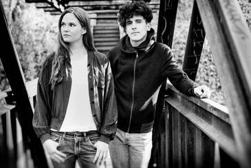 Schwarz-Weiß-Porträt der Musiker Dota Kehr und Jan Rohrbach auf einer Stahlbrücke – Konzert im KunstQuartier