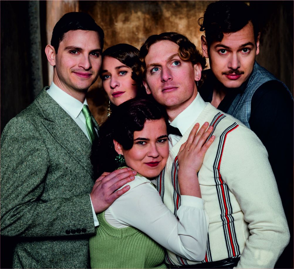 Fünf Künstler des Ensembles Die Damen & Herren Daffke in eleganter Mode der 1920er Jahre – Chanson-Konzert im ArtHotel Kiebitzberg