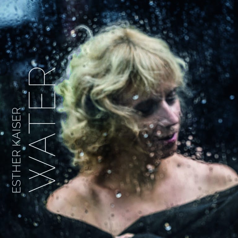 Albumcover „Water“ des Esther Kaiser Trios – die Sängerin hinter einer regennassen Glasscheibe