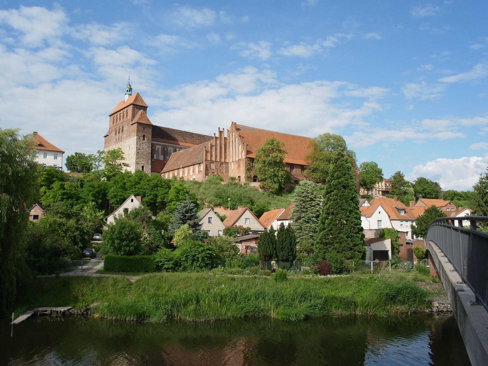 Havelberger Dom und Altstadt über der Havel mit Brücke im Vordergrund