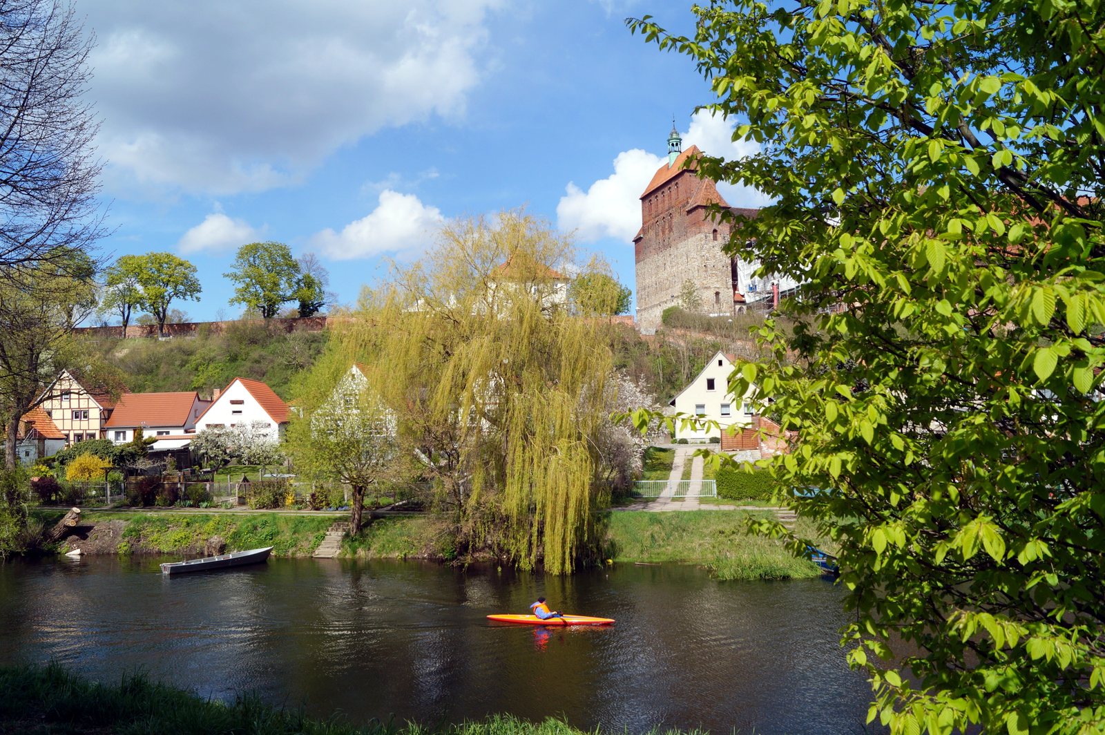 Blick über die Havel auf den Dom und die Altstadt von Havelberg im Frühling