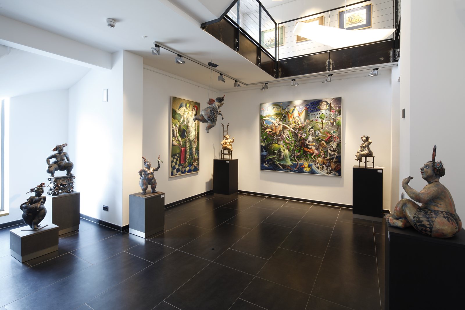 Galerie mit Skulpturen und farbenfrohen Gemälden im KunstQuartier des ArtHotel Kiebitzberg