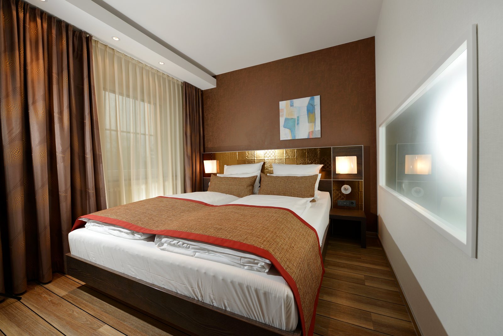 Modernes Doppelzimmer mit Kunstbild und warmen Brauntönen im ArtHotel Kiebitzberg
