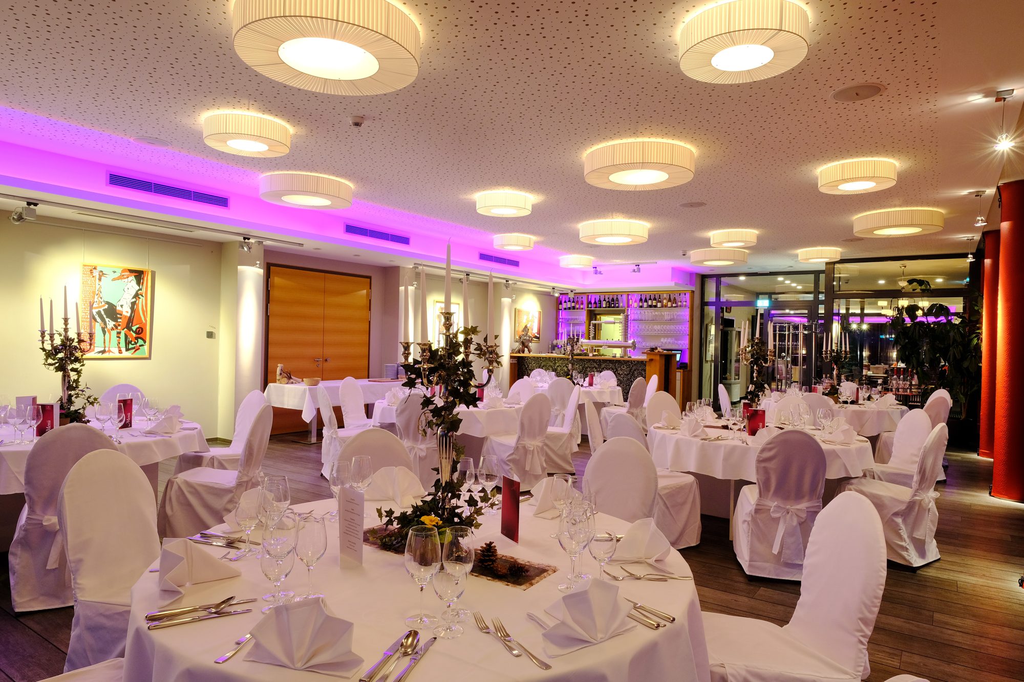 Festlich dekorierter Hochzeitssaal im ArtHotel Kiebitzberg