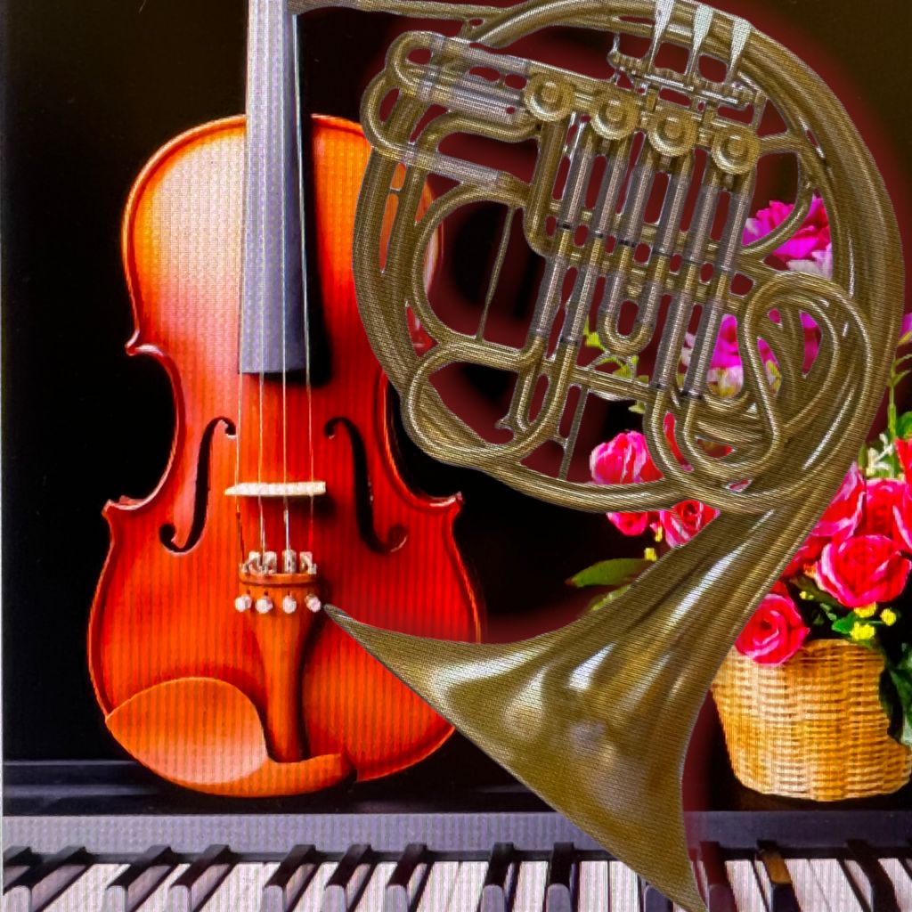 Violine, Waldhorn und Rosenstrauß auf einem Klavier – Motiv zum Kammerkonzert „Drei am Sonntag“ im KunstQuartier
