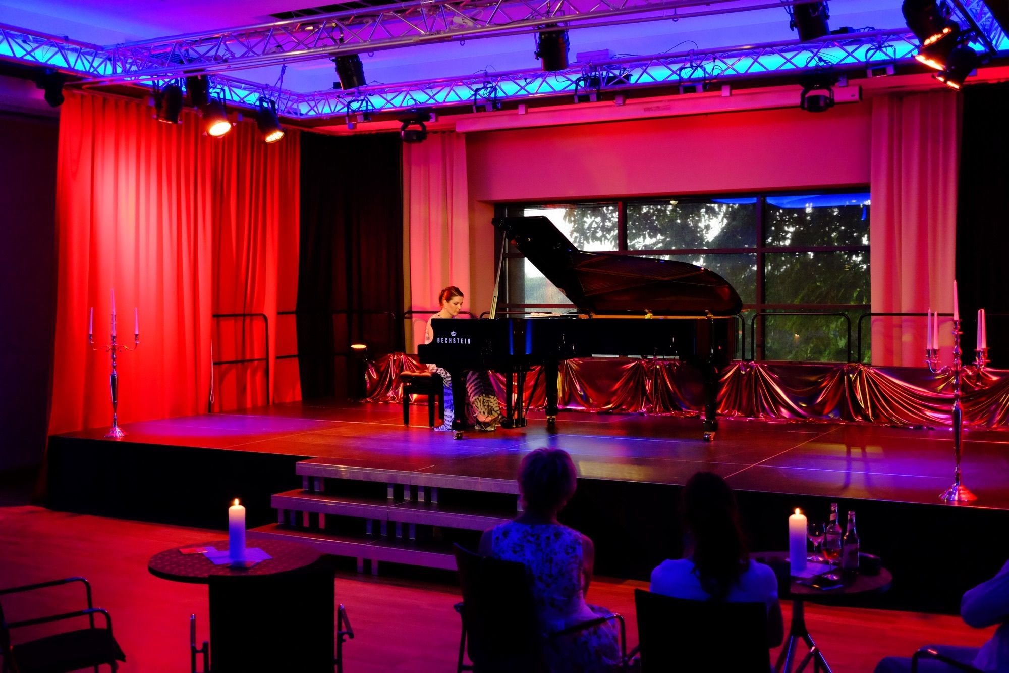 Elena Kolesnitschenko – Sommerdinner in Weiß