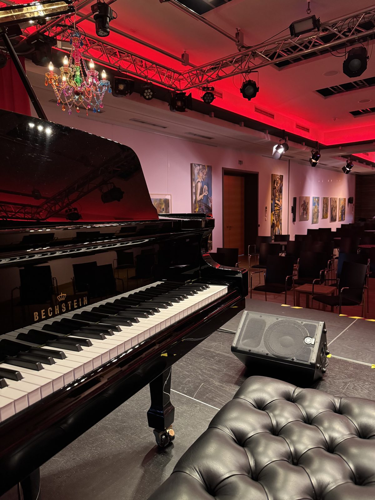 Großer Festsaal im ArtHotel Kiebitzberg mit langer Tafel, Bühne, Leinwand und grüner Deckenbeleuchtung