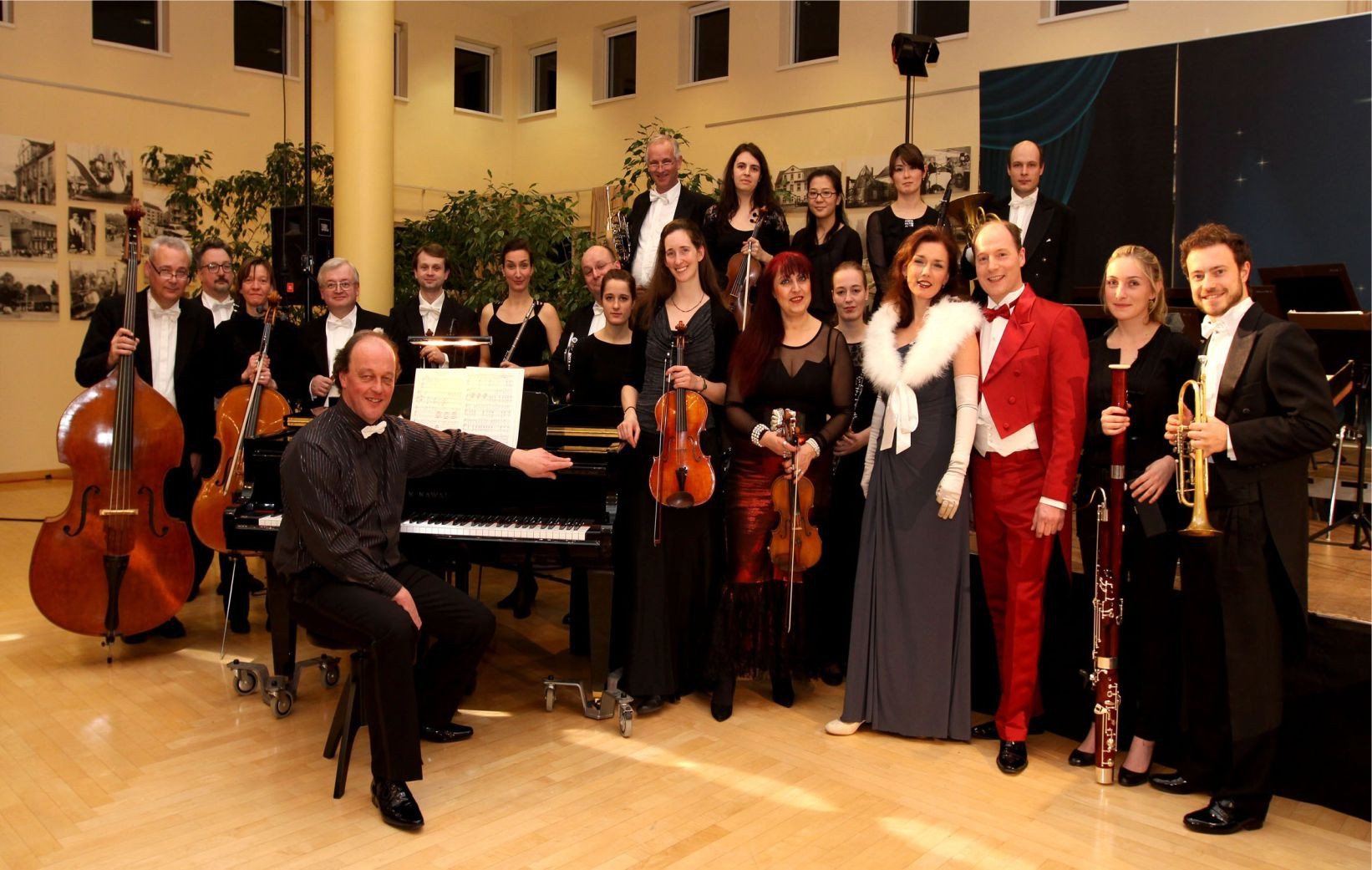 Salonorchester Eberswalde in festlicher Abendgarderobe mit Streichern, Bläsern und Flügel als Gruppenfoto
