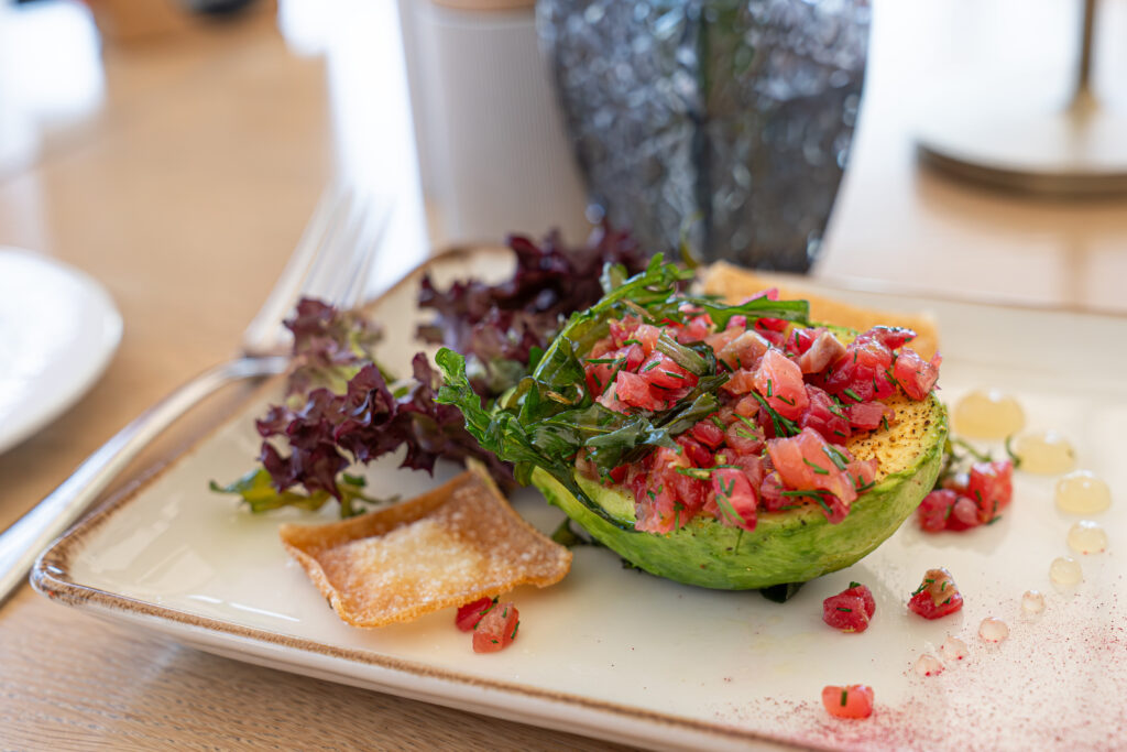 Avocado gefüllt mit Tatar, dazu Pflücksalat und Cracker als Vorspeise im Restaurant Schmokenberg