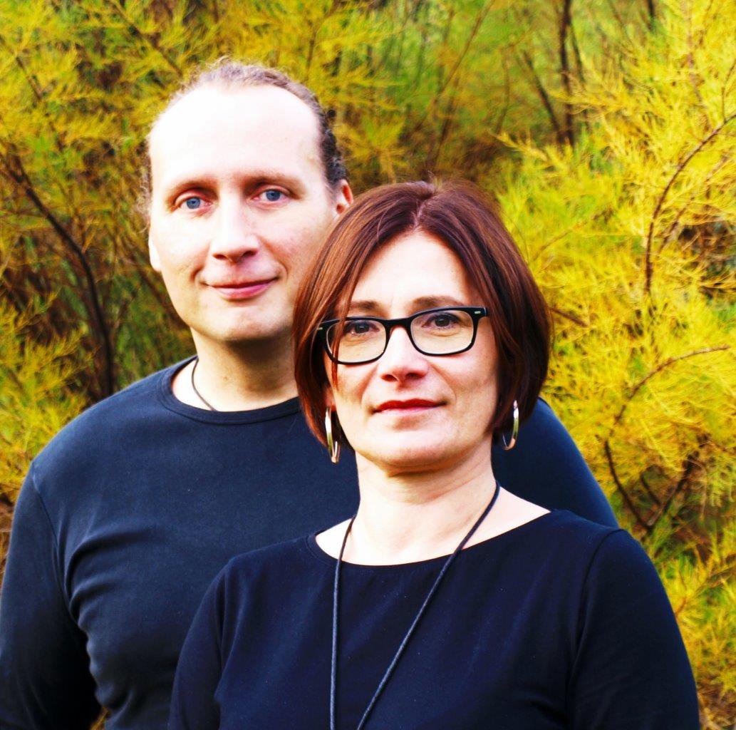 Porträt des Duos Simone Struck und Rainer Sander vor herbstlichem Hintergrund – Valentinslounge im KunstQuartier