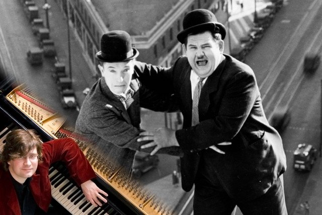 Stummfilm-Szene mit Stan Laurel und Oliver Hardy, dazu Pianist am Flügel – Stummfilm-Abend im ArtHotel Kiebitzberg