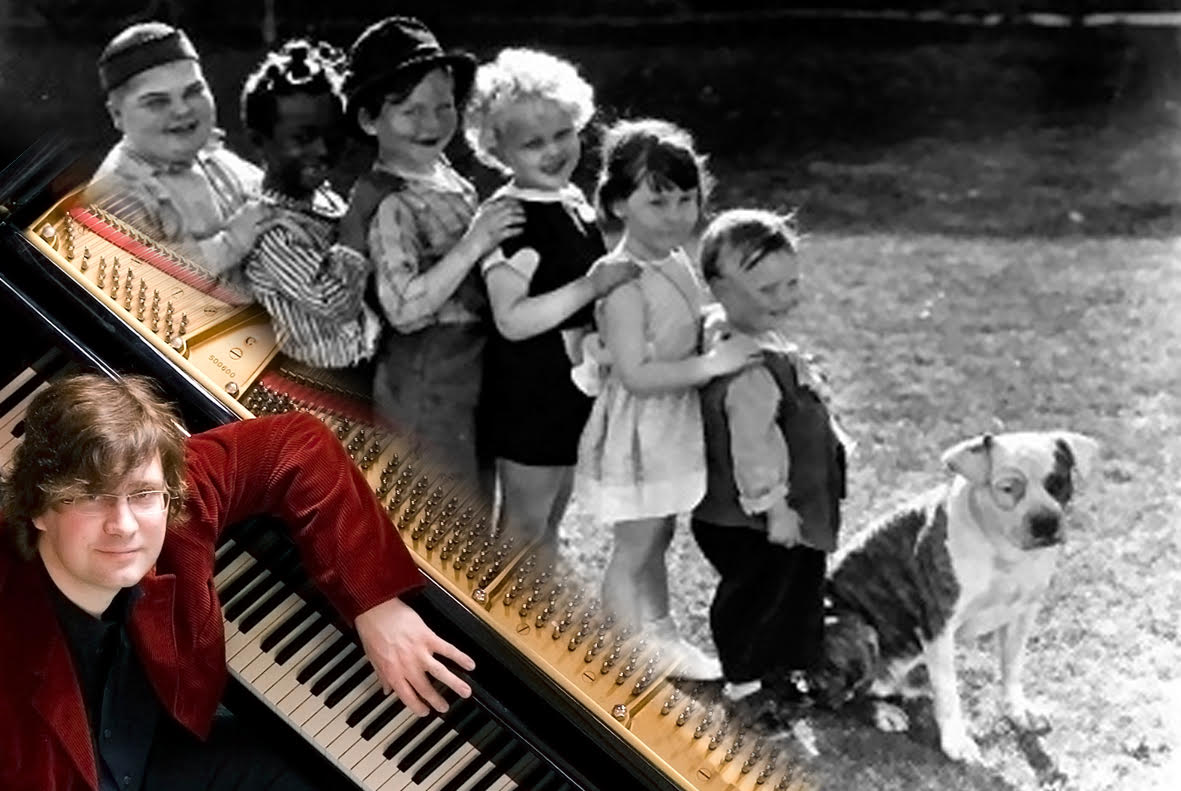Pianist im roten Sakko am Flügel vor einem Stummfilm-Standbild der Kleinen Strolche – Live-Vertonung im KunstQuartier