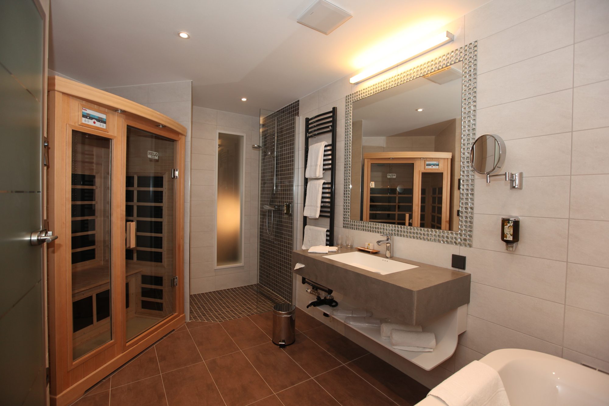 Wellness suite with infrared heat cabin, rain shower and washstand at ArtHotel Kiebitzberg