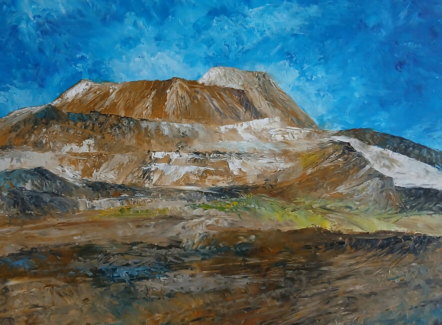 Gemälde einer hellen Abraumhalde unter tiefblauem Himmel, Werk „Ein Salzberg namens Kalimandscharo“ von Dietmar Werner im ArtHotel Kiebitzberg