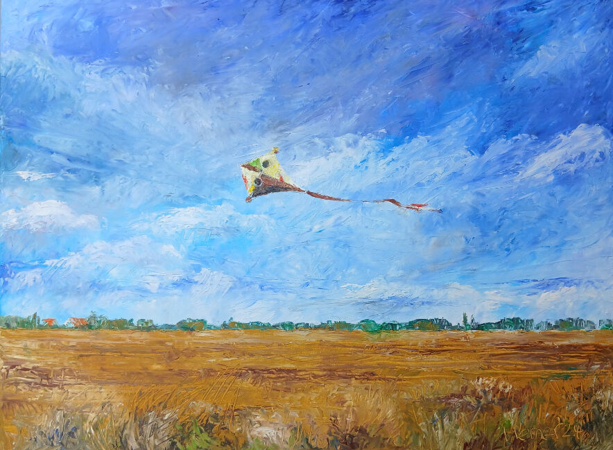 Gemälde eines bunten Drachens am blauen Himmel über einem goldgelben Stoppelfeld, Werk „Harlekin“ von Dietmar Werner im ArtHotel Kiebitzberg