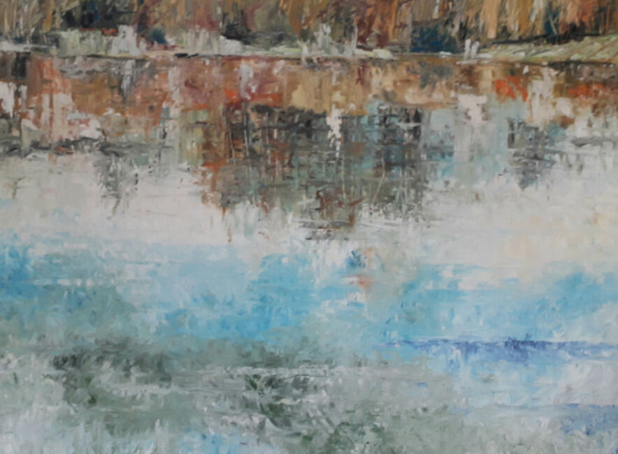 Gemälde einer Uferlinie, die sich in ruhigem Wasser spiegelt, Werk „Spiegelbildlich“ von Dietmar Werner im ArtHotel Kiebitzberg