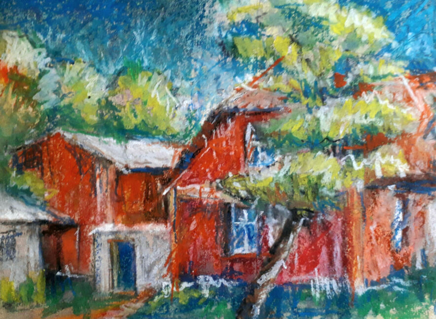 Pastell mit roten Holzhäusern und einem Baum in kräftigem Grün, Werk „Vor dem Gewitter 2“ von Dietmar Werner im ArtHotel Kiebitzberg